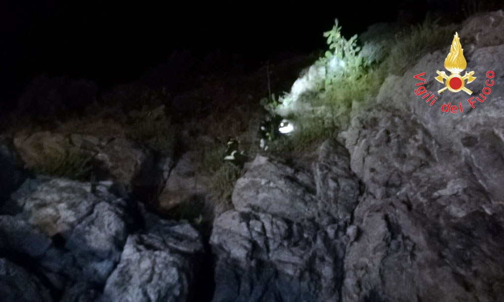 Scala la scogliera sul mare ma rimane bloccato, recuperato a Stalettì