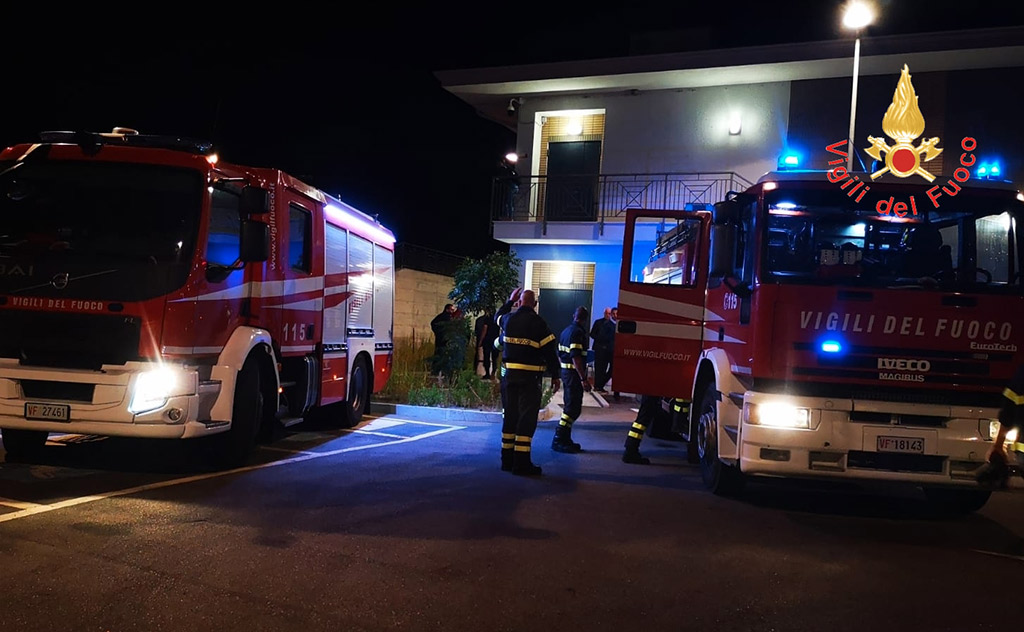 Rogo vicino campus a Catanzaro, studenti aiutano i vigili del fuoco