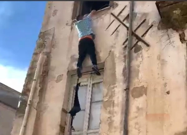 Rogo a Cosenza vecchia, giovane si salva lanciandosi da balcone