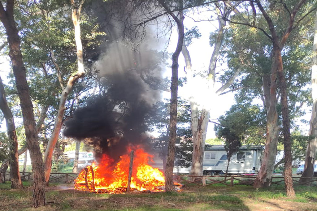 In fiamme roulotte dismessa in pineta a Catanzaro