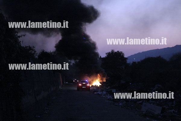 Lamezia: Ancora un rogo all'ingresso del campo Rom. Intervengono anche i carabinieri