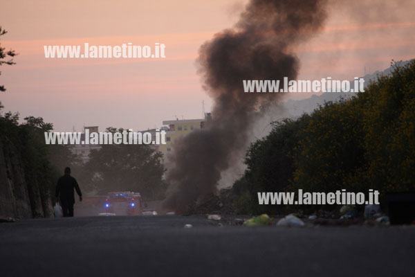 rogo-scordovillo-8-maggio-2013-vigili-del-fuoco.jpg