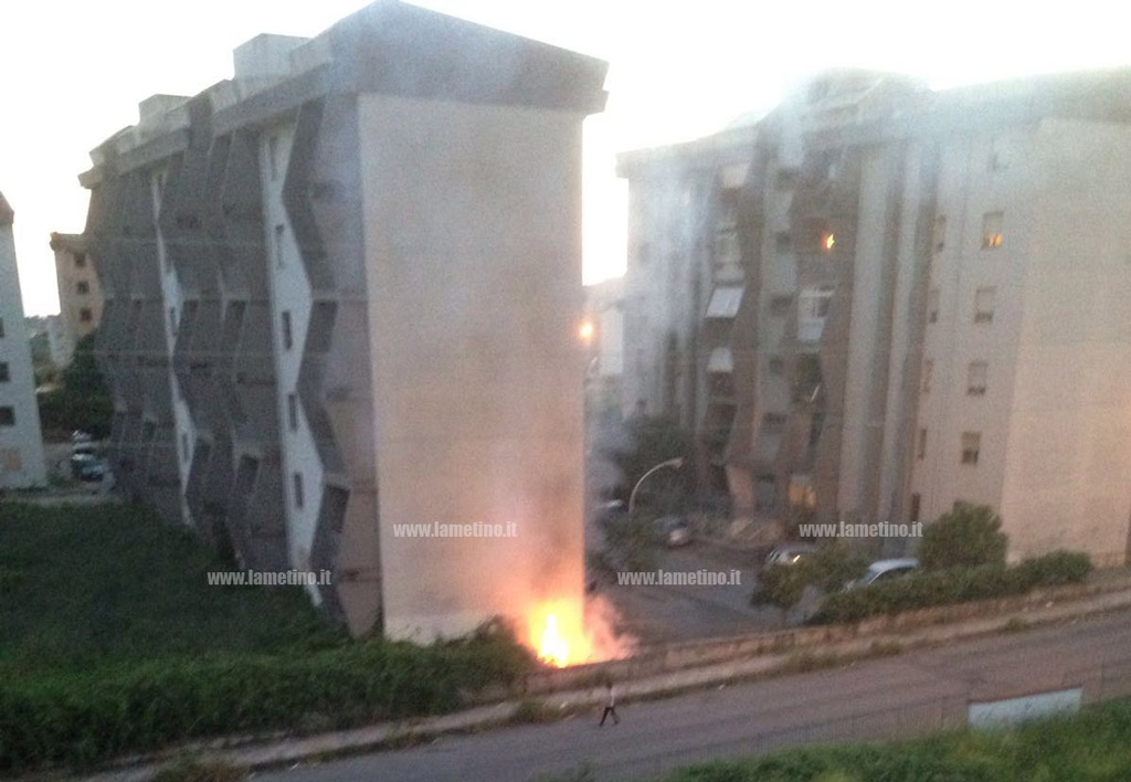 Lamezia, rogo di rifiuti nelle palazzine Aterp di Savutano