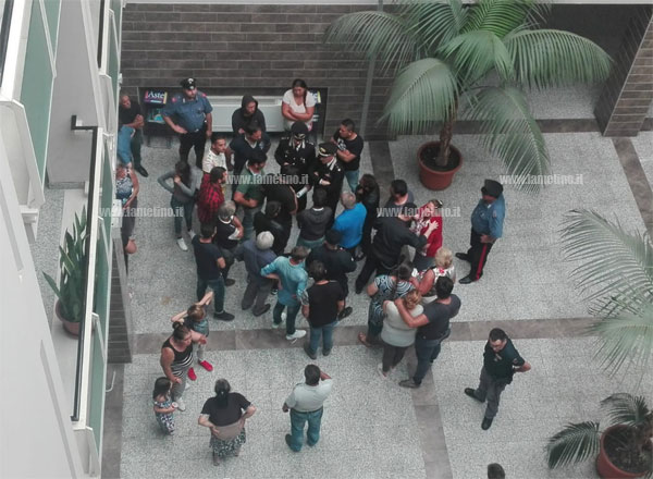 Lamezia: blitz dei carabinieri a Scordovillo, protesta dei familiari al Tribunale