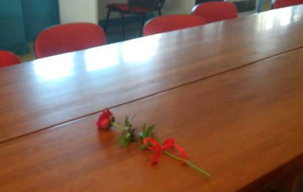 Insegnante lametina investita a Gizzeria Lido, una rosa rossa in suo ricordo dai colleghi del “De Fazio”