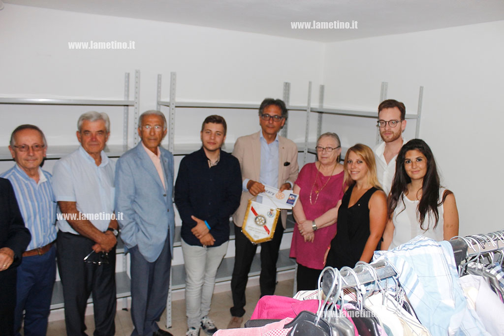 Lamezia, Rotary club dona scaffali a Caritas San Raffaele: “Nostro compito è portare aiuti e servizi concreti”