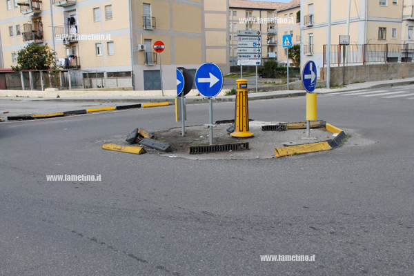 Lamezia: la segnalazione, rotatoria semi-distrutta in via Dalla Chiesa