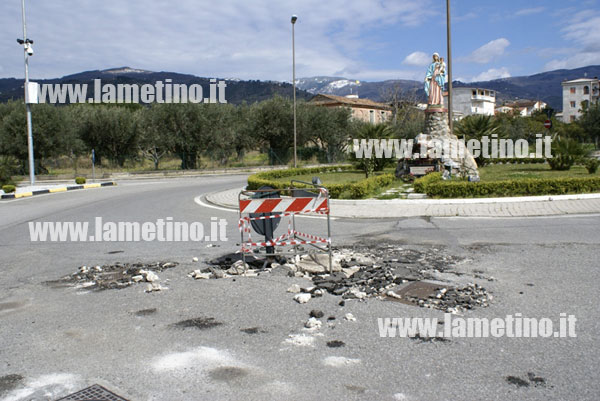 Lamezia: Maltempo provoca voragine su rotatoria in via dei Bizantini