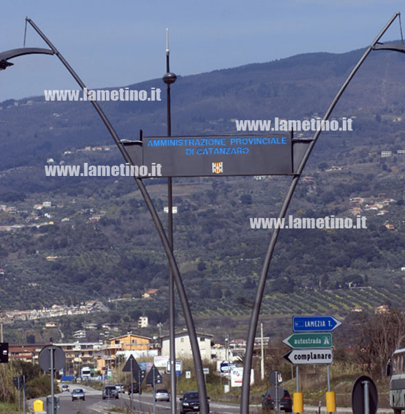 Lamezia: Cartello della Provincia su nuova rotatoria in via del Progresso