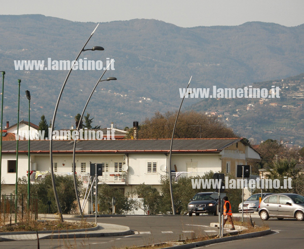Lamezia: Installata illuminazione su nuova rotatoria in via del Progresso