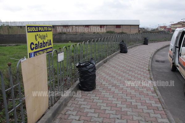 Lamezia: Associazione Altra Calabria pulisce spontaneamente dalle erbacce rotatoria
