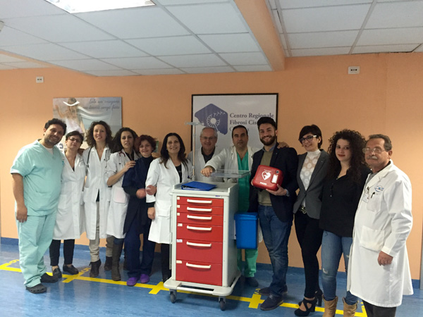 Rotaract Lamezia dona carrello emergenza e defibrillatore al reparto fibrosi cistica dell'ospedale 