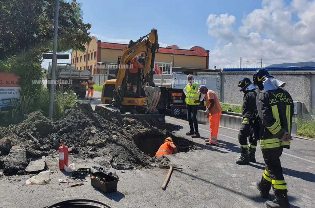 Lamezia, rottura condotta gas all’incrocio tra la SS18 e la Marinella: strada chiusa al traffico 