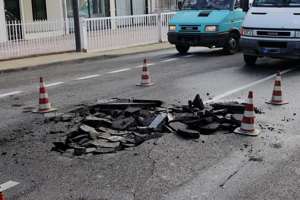 Lamezia, scoppia tubo dell’acqua e cede asfalto su via del Progresso