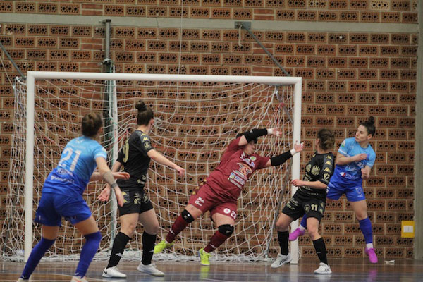 Calcio a 5 femminile, la Royal Lamezia cede al Falconara