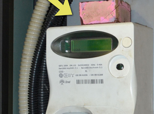 Calabria: Arrestato titolare lavanderia per furto energia elettrica