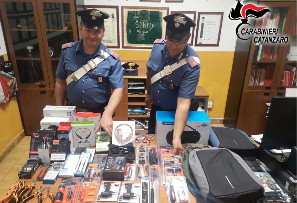 Rubano in un negozio a Catanzaro, arrestati due giovani