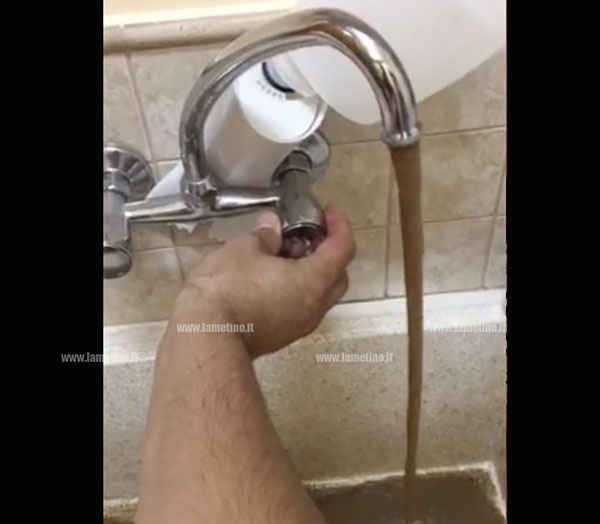 Lamezia: acqua marrone dal rubinetto, la denuncia di un cittadino - VIDEO