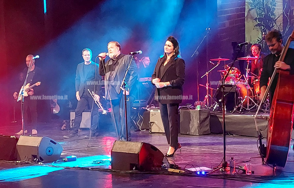 Il rock di Russell Crowe travolge il pubblico del Politeama di Catanzaro - Video