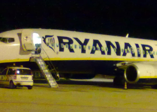 Un calabrese blocca per 2 volte volo Cagliari-Bergamo, arrestato per atti persecutori 