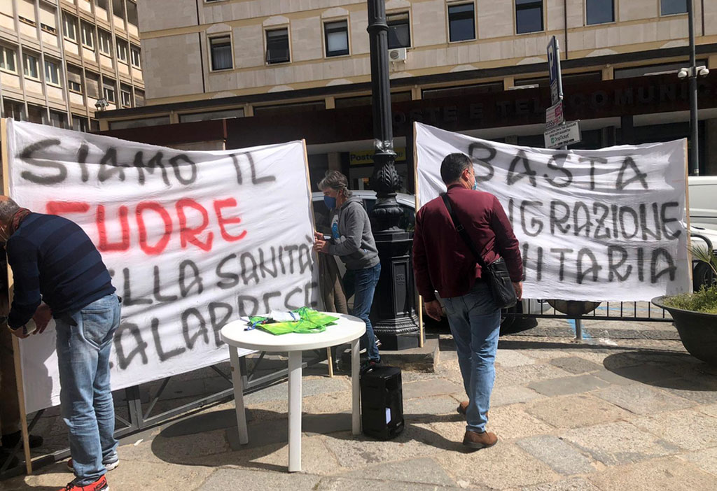 Manifestazione dipendenti e pazienti del Sant'Anna hospital: "In piazza per il diritto al lavoro e alla salute"