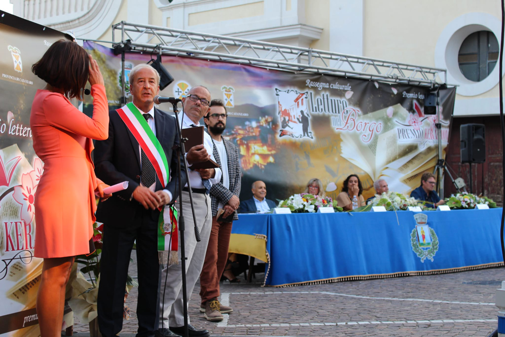 "Letture nel borgo": a San Pietro Apostolo si conclude con il premio Kerasion la seconda edizione della rassegna culturale