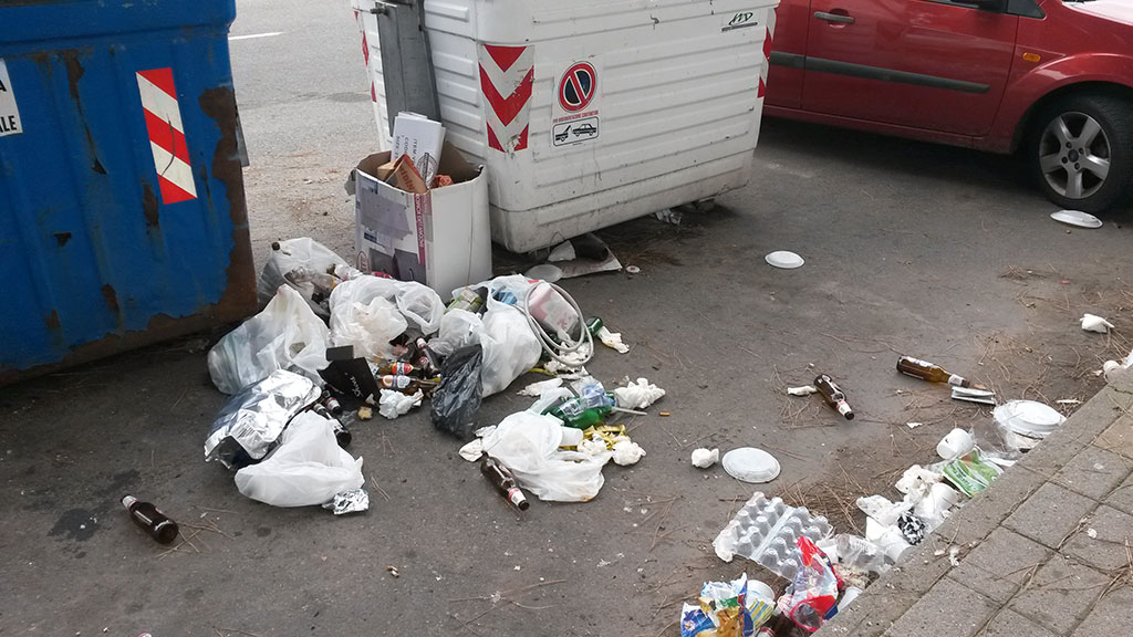 sacchi-rifiuti-via-bizantini3.jpg