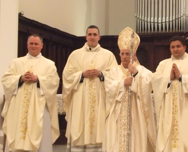 sacerdoti-e-vescovo-cantafora-marzo-2014.jpg