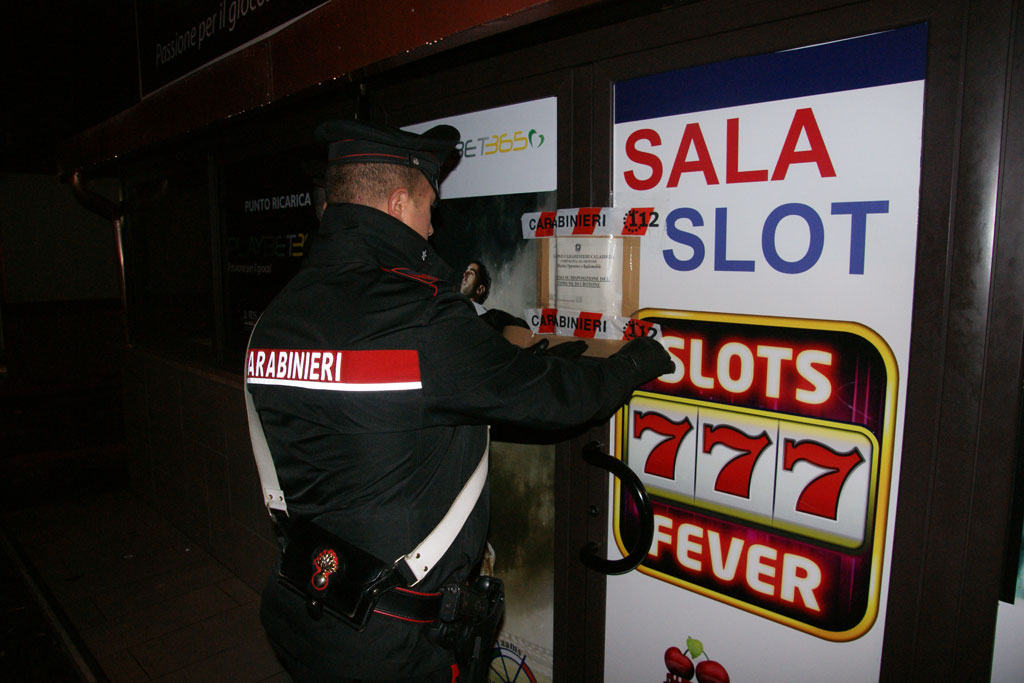 Sospensione dell'attività per una sala giochi di Crotone