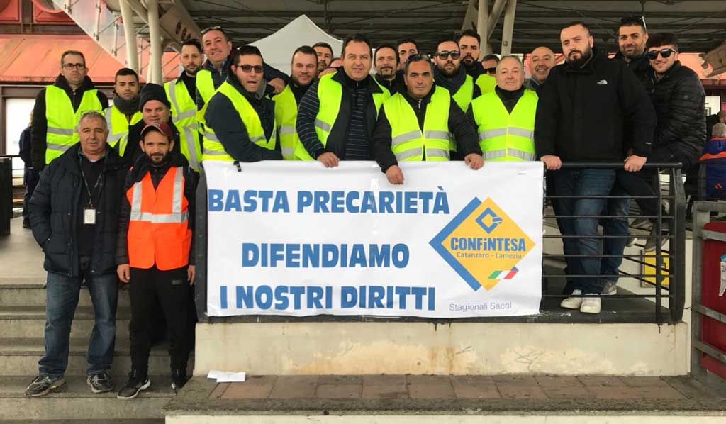Lamezia, sit-in dei lavoratori stagionali della Sacal davanti aeroporto
