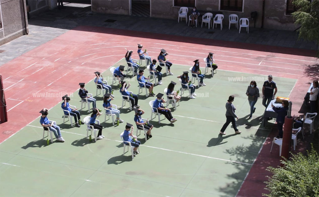 saluto-maggiore-perri-ultimo-giorno-scuola-962020-6.jpg