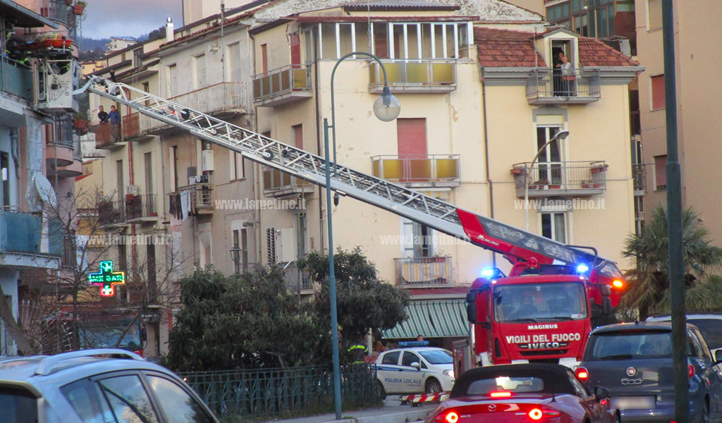 Lamezia, cade in casa: 68enne soccorso dai vigili del fuoco e trasportato in ospedale