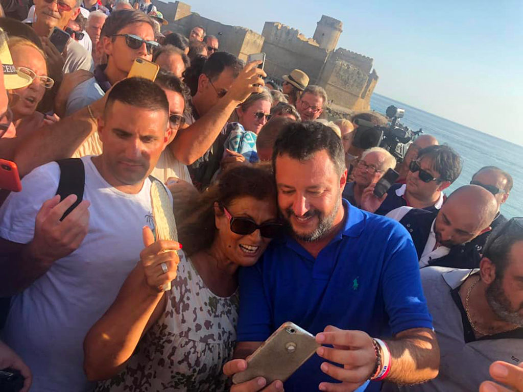 Salvini in Calabria, fra supporter e contestatori: "Sì a voto congiunto regionali e politiche"