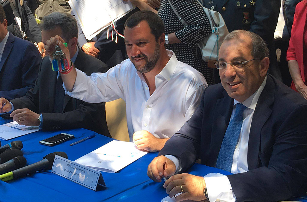 Salvini consegna immobile confiscato a Palmi: “La ‘Ndrangheta è una m…a, continuerò a combatterla”