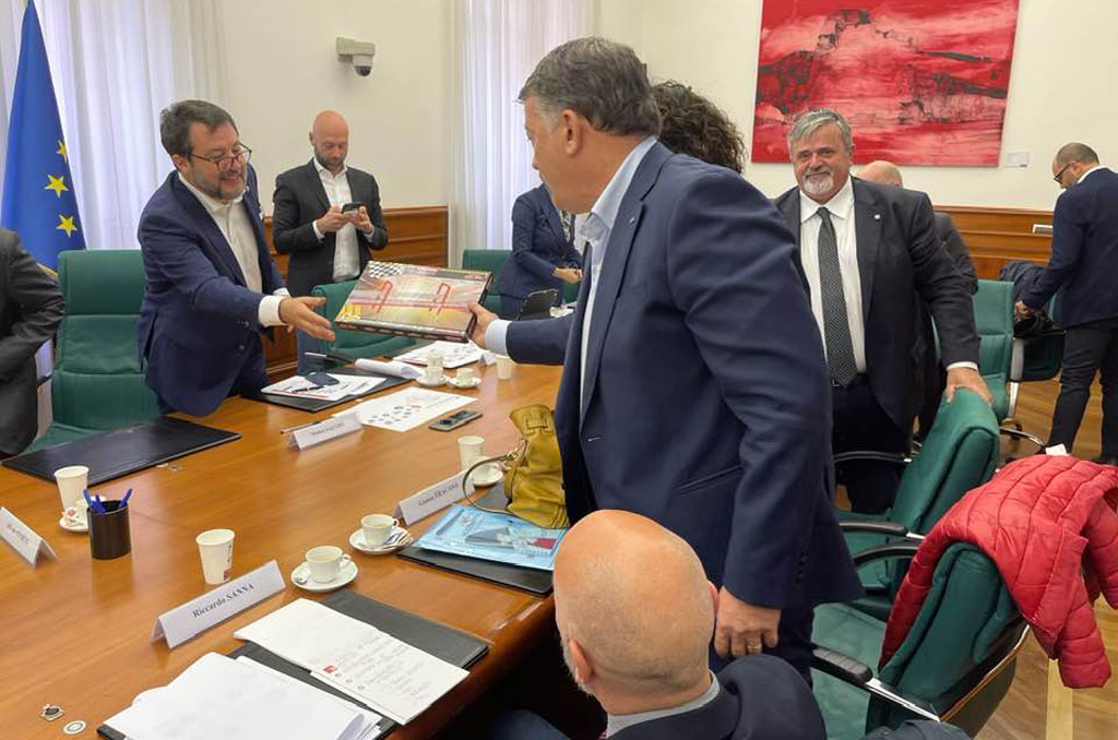 Sindacati incontrano Salvini: “Prima del Ponte sullo Stretto ci sono strade e ferrovie da finire in Calabria”