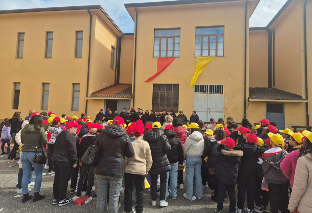 L'Asd Sambiase incontra i bambini del plesso Borrello