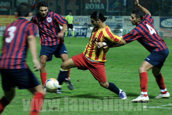sambiase_cosenza_mandarano_tra_tre_avversari_copia