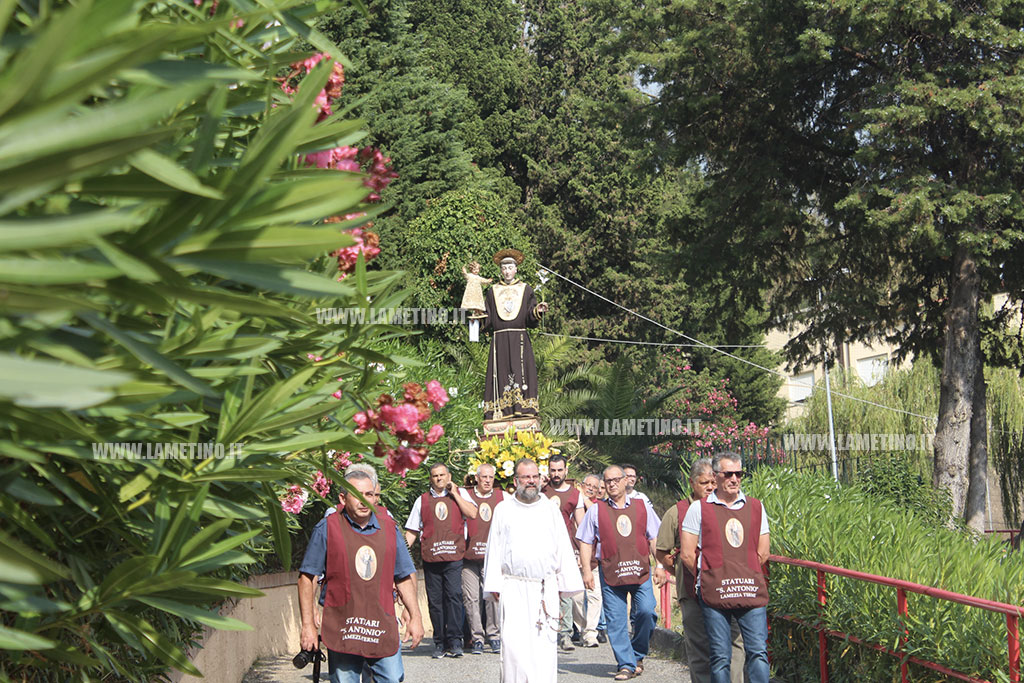 Lamezia, anziani accolgono Sant’Antonio alla Casa di Riposo "Tamburelli"