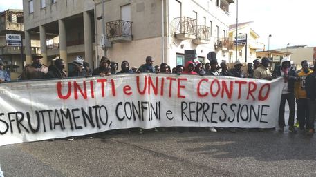 Migranti San Ferdinando protestano per blocco elettricità