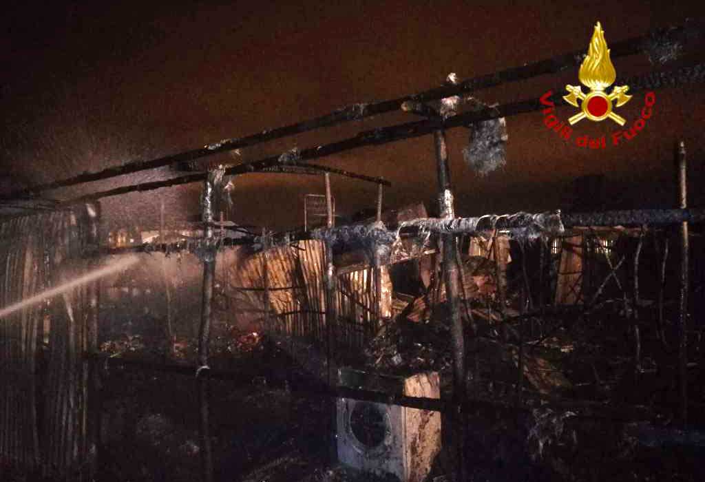 In fiamme venti baracche nel campo di San Ferdinando: in salvo migranti