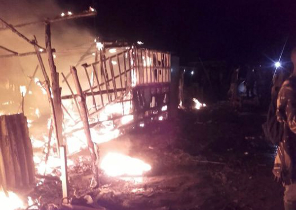 Incendio in baraccopoli migranti a San Ferdinando, 2 feriti lievi