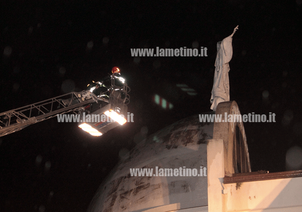 Lamezia: Maltempo, statua in cima chiesa San Giuseppe oscilla pericolosamente. Intervento vigili del fuoco