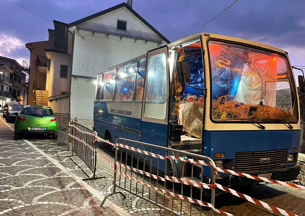 A San Mango d'Aquino realizzato presepe a bordo di un autobus