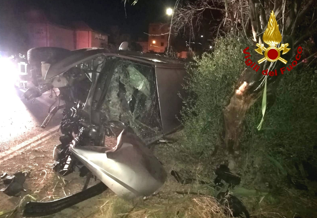 Auto finisce fuoristrada e impatta contro albero e palo illuminazione: ferito giovane a San Sostene
