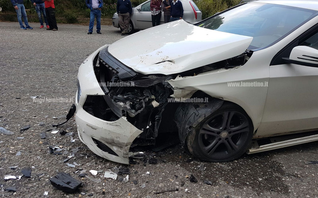 Lamezia: scontro tra due auto a San Minà, feriti lievi