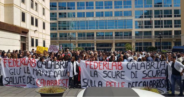 400 ambulatori sanità privata a rischio chiusura, la protesta a Catanzaro