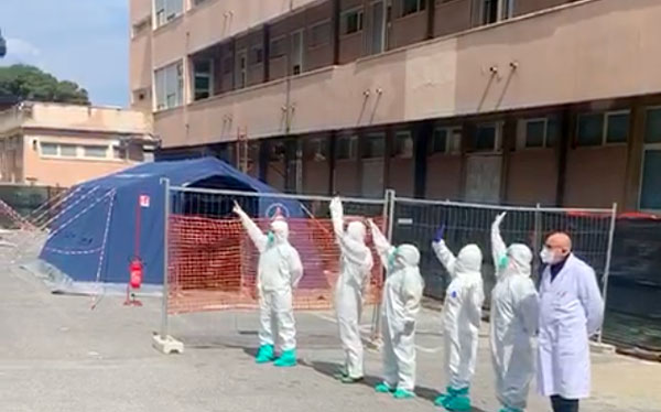 L'omaggio dei Vigili del Fuoco al personale sanitario di Reggio Calabria - VIDEO