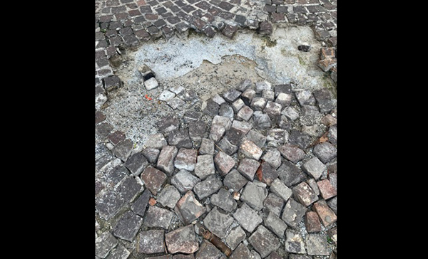 Lamezia, sanpietrini saltati in via Giuseppe Verdi. La segnalazione di un cittadino: “Un pericolo per passanti e residenti”