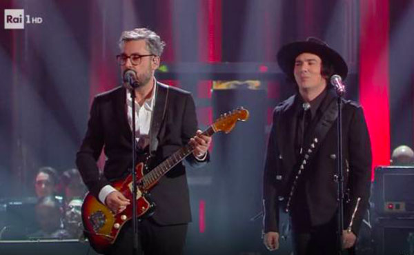 Il cantautore calabrese Brunori Sas duetta con gli Zen Circus sul palco di Sanremo 