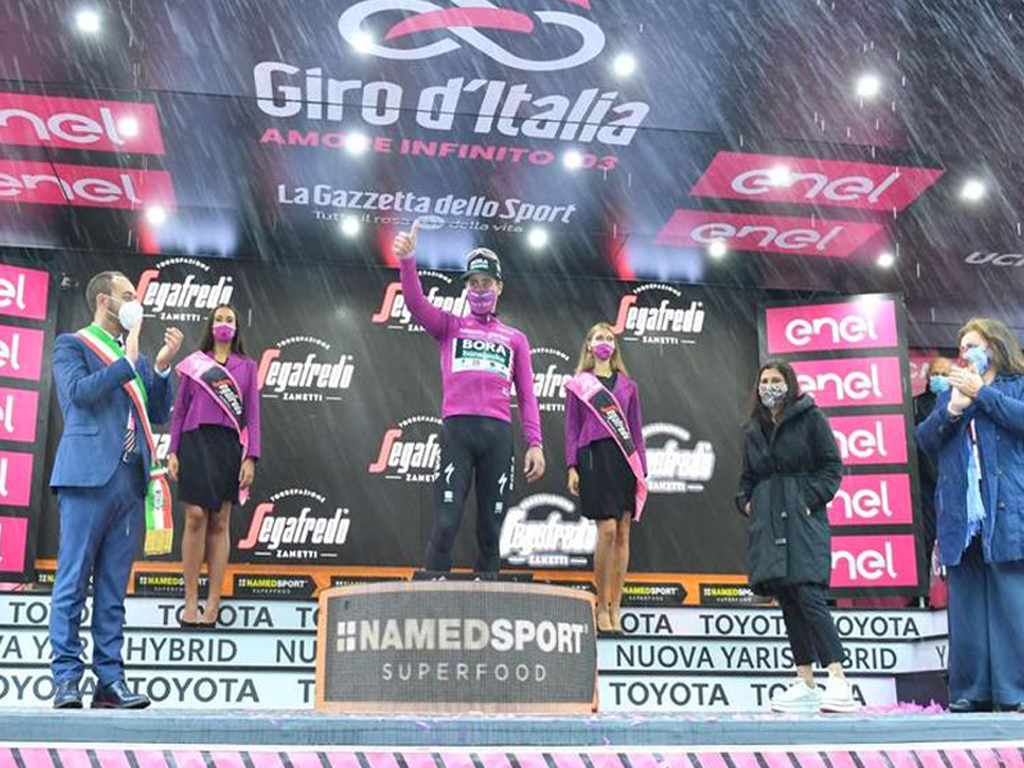 Giro d'Italia onora il presidente Santelli con un minuto di silenzio